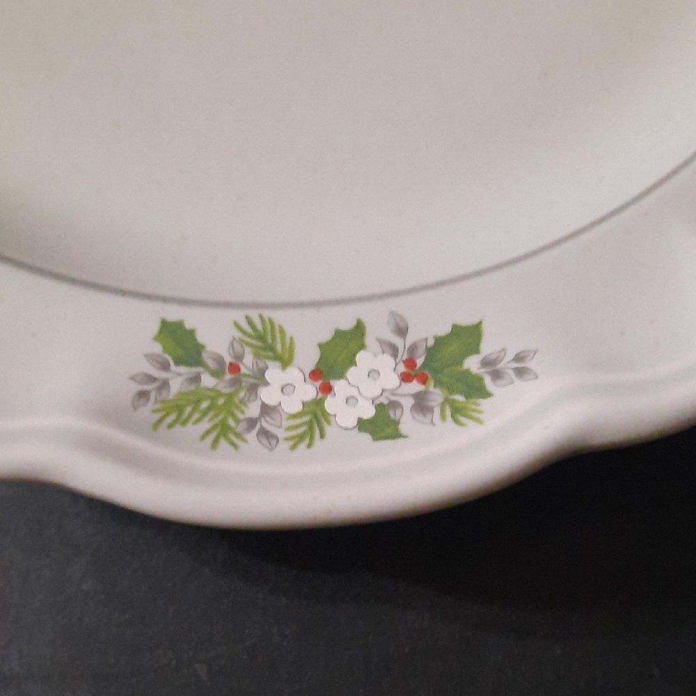 Set of 2 Pfaltzgraff White Dinner Plate with Holly and Red Berry Accents - Picture 5 of 13